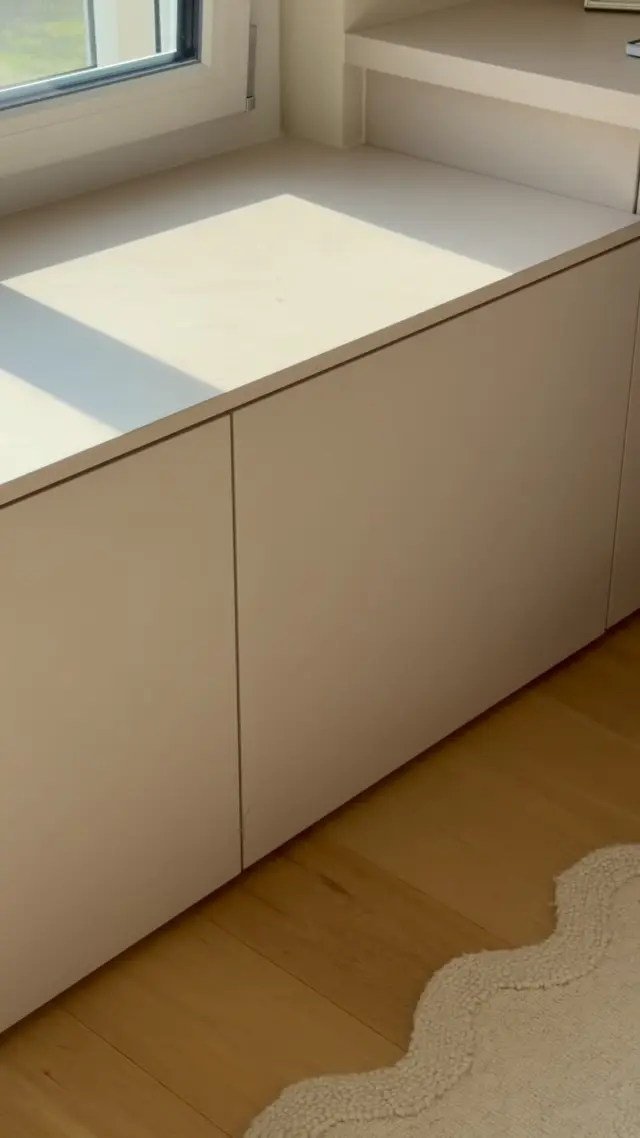 11qm und ein komplizierter Schnitt - also haben wir uns für eine individuelle Lösung gesucht. Ich dachte btw dass der Schrank nur beige wird und hab erst beim Aufbau diesen altlila Unterton gesehen. So ist das mit Musterfarben 😅 aber wir lieben es trotzdem. Was sagt ihr?